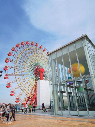 神戶麵包超人兒童博物館距離神戶地標摩天輪不遠，門外未入場，已經是個攝影位。（黃潔玲攝） 麵包超人裏的頭號壞蛋細菌小子，其實也相當受歡迎．在兒童博物館裏，小朋友能從它的眼睛看卡通片段。（黃潔玲攝） 衣食住行的產品無不「麵包超人化」，由支裝茶、餅乾、大包到雪糕都貫徹主題。（黃潔玲攝） 除了小朋友，大朋友也來捧場，她們是專程由韓國來參觀的少女。（黃潔玲攝） 小朋友size的場景，可愛有趣。（黃潔玲攝） 限定商品麵包超人的小掛袋，892日圓70港元。（黃潔玲攝） 商場樓層除了販賣數之不盡的產品，也備有遊