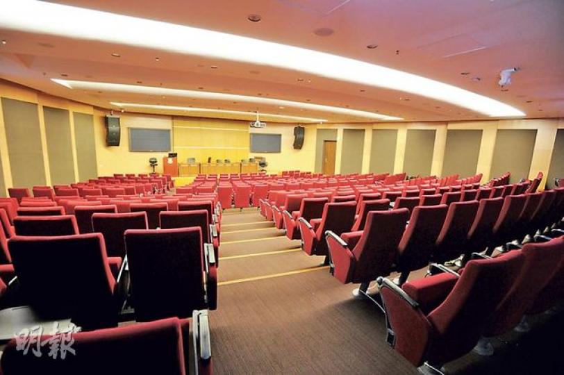 「讓愛與和平佔領中環」今日舉行首場商討日，700多個支持者將先聚集港大百周年校園鄭裕彤樓二樓Hall 1（圖），聽取佔領中環發起人戴耀廷、朱耀明和陳健民等簡介，再被分組到不同房間參與小組討論，之後再聚集分享經驗。（尹錦恩攝）