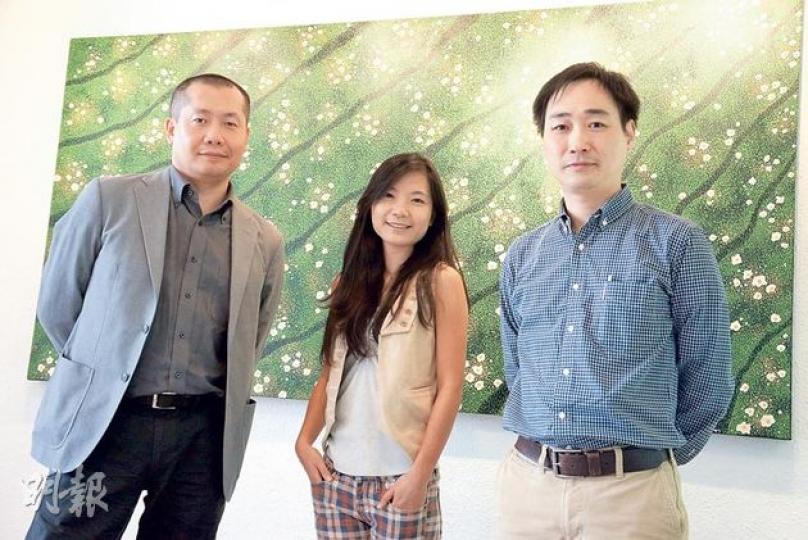 西九表演藝術行政總監茹國烈（左）宣布推出本地藝團領袖計劃，首次5名入圍者包括劇團「好戲量」主席賴恩慈（中）及香港話劇團節目主管梁子麒（右）等，每人平均獲10萬至30萬元全數資助出國考察「取經」，為未來西九及本地藝術發展作貢獻。（余瑋攝）