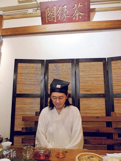 玄一道人黃崧峻得聞自己被白韻琹控告，他借老子著作說出八字感想，「善者不辯，辯者不善」，表明沒有拖欠顧問費。（何偉畧攝）