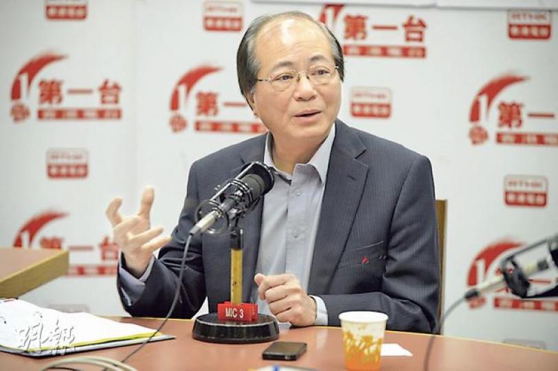 教育局長吳克儉說，沒證據支持大部分本港學校計劃轉為直資趨勢，盼外界勿以「貴族學校」標籤直資學校，指現時全港73所中、小直資學校，有逾30%全年學費不超過5000元，最貴亦不超過10萬元。（葉家豪攝）（明報製圖）