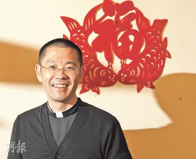 美國麻省聖公會神學院歷史與系統神學副教授鄭書祥在訪問中，多次感謝丈夫多年的支持，直言二人的愛最終跨過一切，相信與同樣標榜愛的《聖經》並無衝突。他又笑言自己並不勇敢，「爭取變性人結婚權的Ｗ小姐才勇敢」。（劉焌陶攝）