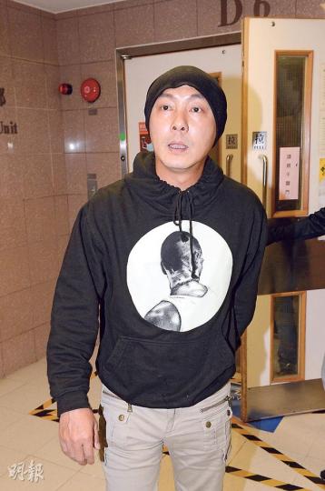 Dicky為媽媽的情况擔心甚至作最壞打算,晚上他見媽媽有反應也變得激動。(攝影﹕劉永銳、梁迺楠)Dicky在醫院接受大批傳媒採訪。(攝影﹕劉永銳、梁迺楠)張茜昨日也有到醫院陪着Dicky等奶奶蘇醒。 (攝影﹕劉永銳、梁迺楠)張衛彝連續兩日也有到醫院探媽媽,但未見他與哥哥Dicky一起離開。(攝影﹕劉永銳、梁迺楠) Dicky為媽媽的情况擔心甚至作最壞打算,晚上他見媽媽有反應也變得激動。(攝影﹕劉永銳、梁迺楠)Dicky在醫院接受大批傳媒採訪。(攝影﹕劉永銳、梁迺楠)張茜昨日也有到醫院陪着Dicky等奶奶蘇醒。 (攝影﹕劉永銳、梁迺楠)張衛彝連續兩日也有到醫院探媽媽,但未見他與哥哥Dicky一起離開。(攝影﹕劉永銳、梁迺楠)