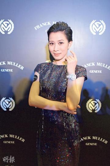佘詩曼以黑Look配短髮展型格。(攝影﹕娛樂組) 佘詩曼以黑Look配短髮展型格。(攝影﹕娛樂組)