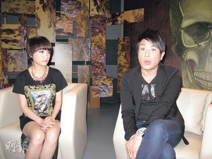節目安排進行冥婚儀式,岑寶兒(左)與梁思浩(右)昨日齊解畫。(攝影/記者:林蘊兒) 節目安排進行冥婚儀式,岑寶兒(左)與梁思浩(右)昨日齊解畫。(攝影/記者:林蘊兒)