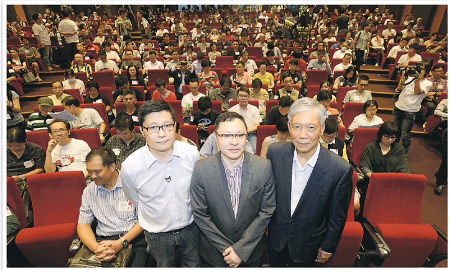 佔領中環3名發起人陳健民（前排左起）、戴耀廷及朱耀明，自發起佔中後備受壓力，昨日3人發起約700人參與首場商討日，令運動進入組織裝備期的新階段，他們表明無懼打壓，強調佔中成功指標是要爭取到符國際標準的普選。（余俊亮攝）佔中運動昨日舉行首次商討日，逾600名獲邀佔中支持者分成40小組，每組10多人商討佔中有可能面對或需要解決的問題，大會將各小組的討論結果歸納成佔中需加強宣傳等七大議題，圖為其中一小組的討論情况。另外，同時亦有95名普通市民獲隨機抽樣出席商討日。（盧翊銘攝）