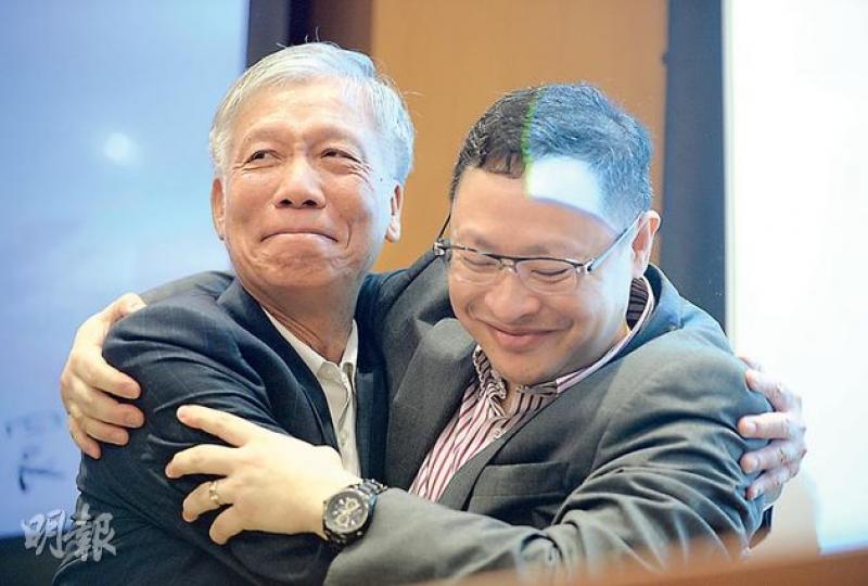 約700人昨出席「和平佔中」首個商討日，20多年前參與高山大會、今日成為佔中發起人之一的朱耀明牧師（左），看到出席者場面時激昂地說，相信2017年普選可實現，全場拍掌，另一發起人戴耀廷（右）隨即上前擁抱，場面感人。（盧翊銘攝）當朱耀明提到看到多人參與商討日的盛大場面，令他對2017年能落實普選有信心時，擔任活動主持的資深傳媒人吳明林（圖）感觸落淚，一度未能言語。（盧翊銘攝）