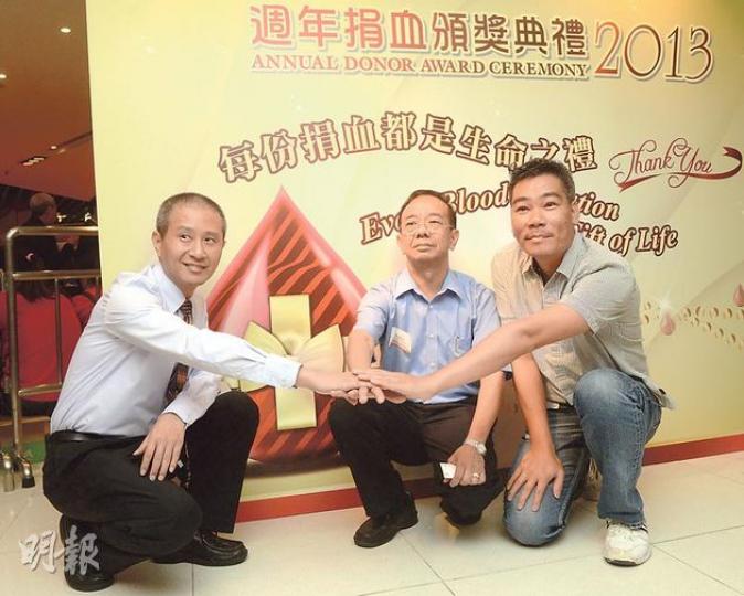 工程師黃啟堅（右）去年患上罕有的急性血小板病，引發急性胰臟炎、腎及肝衰竭，最終接受逾千人次捐出的血漿作換血治療，才挽回一命。左為黃啟堅的主診醫生、聯合醫院內科及老人科副顧問醫生連錫營，中是捐血給他的黃永堅。（陳淑安攝）
