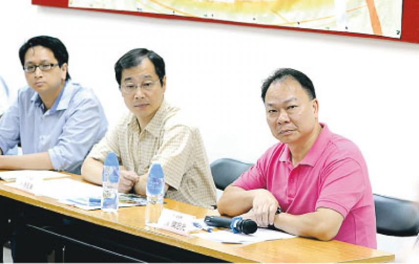 政府人員協會昨舉行記者會，不少政府員工出席，對現時建議的加薪指標表示強烈不滿。協會主席孫名峯（中）稱，若政府維持原有加幅，協會將研進一步行動。左為工聯會立法會議員鄧家彪，右為協會副主席陳志光。（尹錦恩攝）