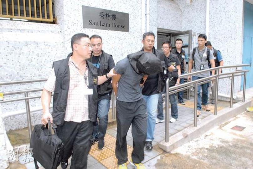 警方揭發有人透過微信或互聯網利誘少女賣淫，昨日將涉案主犯押返將軍澳翠林邨寓所搜查。（伍浦鋒攝）