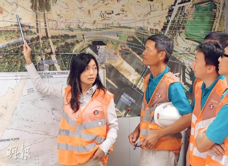 港鐵女建造經理梁寶寶（左）負責高鐵線（由文華新村到奧海城）的隧道部分，她與下屬常開「吹水會」，下屬亦非常擁戴她，可見她管理有方。 （姚文基攝）港鐵女建造經理王玉媚指着她負責的沙中線（鑽石山至啟德段）隧道地點，外表斯文的她會落手落腳到工地巡視。（姚文基攝）