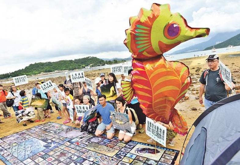 守護龍尾大聯盟成員昨帶同橫額及巨型海馬氣球到龍尾，表示反對興建人工泳灘，並觀察當地環境，預備稍後紮營，阻止承辦商動工。（鄧宗弘攝）