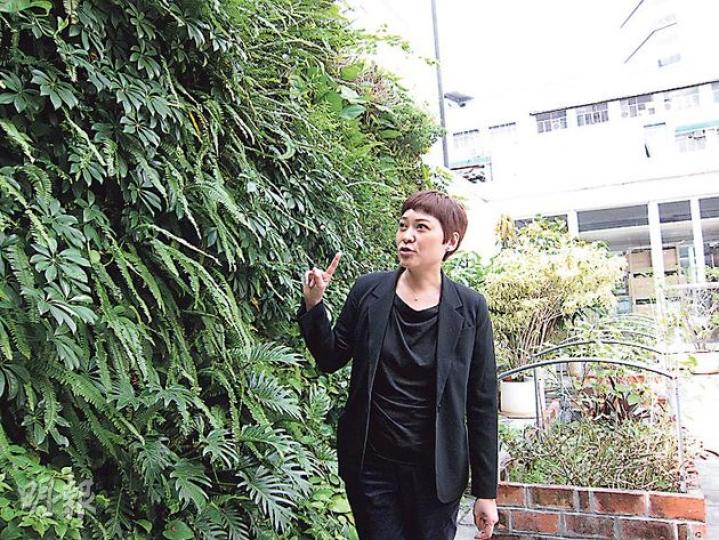晶苑集團總經理趙玉燁說，該集團位於觀塘工業區的總部天台大量綠化，又設有廚餘機，員工可將吃剩的廚餘堆肥，用來栽種植物。（馬耀森攝）