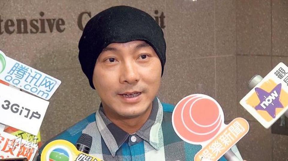 張衛健昨晚稍露歡顏向傳媒報喜,說媽咪已蘇醒,渡過危險期是神蹟。(攝影﹕劉永銳、鍾偉茵)張茜、張衛健昨午與修女經特別通道到深切治療部探望張媽媽。(攝影﹕劉永銳、鍾偉茵)張衛彝昨午穿著保護衣從深切治療部出來,興奮說媽咪已醒了。(攝影﹕劉永銳、鍾偉茵)張衛健指媽咪曾跟來探病的許志安揮手。(攝影﹕劉永銳、鍾偉茵)梁漢文到醫院探望時神情凝重。(攝影﹕劉永銳、鍾偉茵) 張衛健昨晚稍露歡顏向傳媒報喜,說媽咪已蘇醒,渡過危險期是神蹟。(攝影﹕劉永銳、鍾偉茵)張茜、張衛健昨午與修女經特別通道到深切治療部探望張媽媽。(攝影﹕劉永銳、鍾偉茵)張衛彝昨午穿著保護衣從深切治療部出來,興奮說媽咪已醒了。(攝影﹕劉永銳、鍾偉茵)張衛健指媽咪曾跟來探病的許志安揮手。(攝影﹕劉永銳、鍾偉茵)梁漢文到醫院探望時神情凝重。(攝影﹕劉永銳、鍾偉茵)