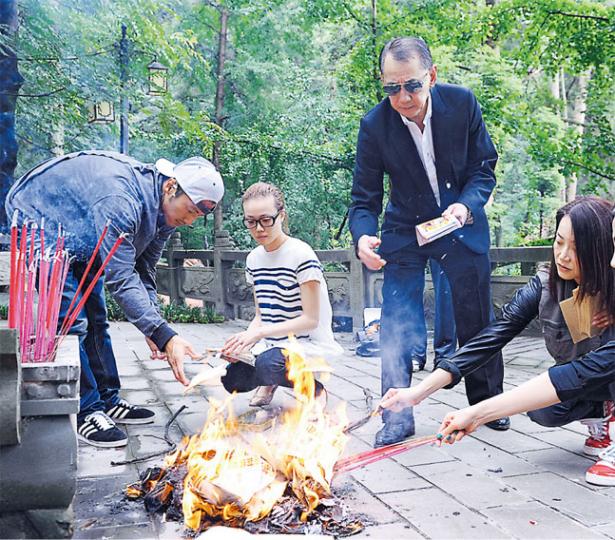 楊受成率領謝霆鋒、容祖兒、霍汶希到成都青城山拜祭陳伯。(攝影﹕娛樂組)謝霆鋒與容祖兒在陳伯墓前跪拜,感激他「伯樂之恩」。(攝影﹕娛樂組) 楊受成率領謝霆鋒、容祖兒、霍汶希到成都青城山拜祭陳伯。(攝影﹕娛樂組)謝霆鋒與容祖兒在陳伯墓前跪拜,感激他「伯樂之恩」。(攝影﹕娛樂組)