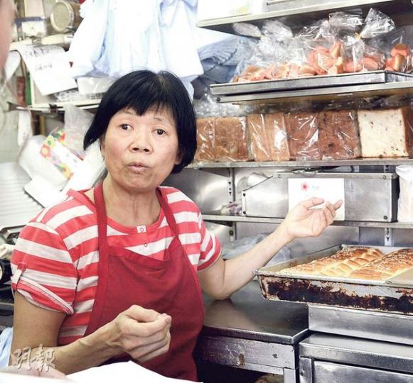 豪華餅店為九龍城衙前圍道的近40年老舖，負責人周太表示，舊機場搬走後市况大不如前，現在平日多做街坊生意，日後郵輪會否帶來遊客仍需觀察。（陳淑安攝）