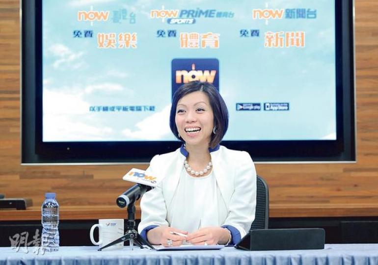 電盈電視及新媒體業務董事總經理李凱怡昨出席記者會，沒明言反對2015年才發免費牌。（尹錦恩攝）（明報製圖）