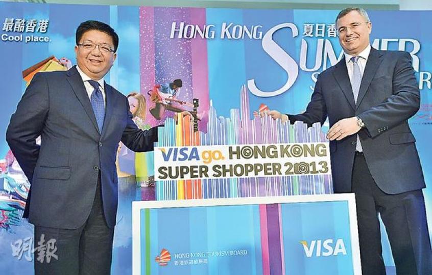 旅發局與VISA合作，今年搞「香港夏日盛會」，推廣香港購物消費。旅發局總幹事劉鎮漢（左）同埋VISA港澳地區總經理陶偉邦，一同宣布活動詳情。（鄧宗弘攝）