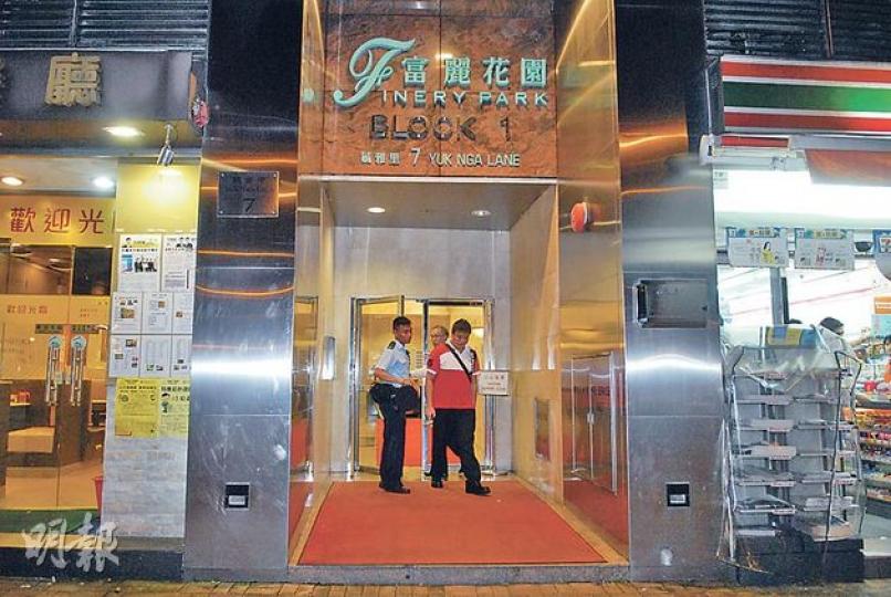 一對中年男女疑因欠債，在將一對情侶疑因欠債，在將軍澳富麗花園單位內燒炭死亡，大批警員趕至調查。（伍浦鋒攝）