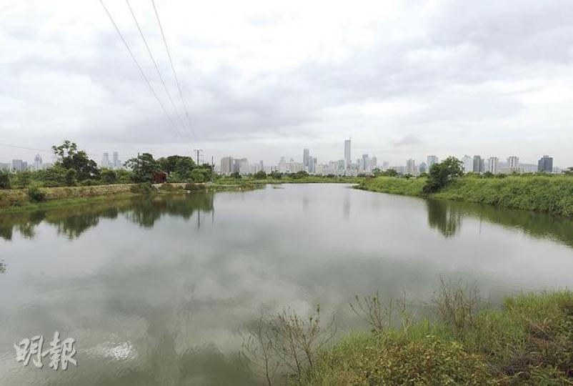剛解禁的邊境土地，當中逾200公頃是位於蠔殼圍的魚塘，與米埔濕地相連，可遠眺深圳，是候鳥的重要棲息地，環團擔心發展河套會波及附近一帶魚塘，帶來人為污染，令生態價值下降。（余俊亮攝）政府昨日開放第2階段邊境禁區，開放了介乎落馬洲邊境管制站至梧桐河一段禁區土地，警方在羅湖得月樓村仍有站崗（圖），市民可自由進入羅湖至得月樓，持有禁區紙的村民，則可前行，越過欄閘（圖左）往羅湖大樓過關，往返深圳。（余俊亮攝）