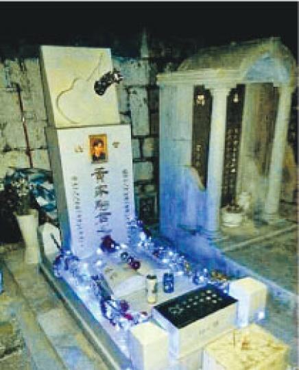 有粉絲夜祭家駒,非常有心。(微博圖片)黃貫中、葉世榮、黃家強齊祝家駒生日快樂,家強更貼上蛋糕照片給亡兄。(微博圖片) 有粉絲夜祭家駒,非常有心。(微博圖片)黃貫中、葉世榮、黃家強齊祝家駒生日快樂,家強更貼上蛋糕照片給亡兄。(微博圖片)