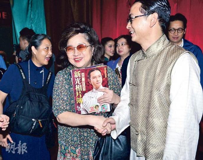 徐小鳳專程捧謝君豪的場,令他非常開心。(攝影:娛樂組)謝君豪獲夏文汐(中)及經理人梁李少霞(左)到場打氣。(攝影:娛樂組) 徐小鳳專程捧謝君豪的場,令他非常開心。(攝影:娛樂組)謝君豪獲夏文汐(中)及經理人梁李少霞(左)到場打氣。(攝影:娛樂組)