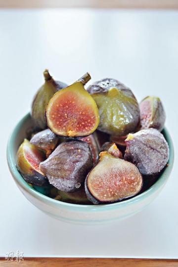 無花果(黃志東、陳淑安攝)荔枝松葉蟹柳薯蓉餅 - 以薯蓉及軟滑的忌廉芝士作為底層材料,再鋪上松葉蟹肉、蟹籽及荔枝肉,蟹肉鮮甜淡雅,荔枝則香甜多汁,味道清新。(b*)(黃志東、陳淑安攝)蝦子柚皮 - 柚皮軟腍,沒有半點苦澀味,蝦子落重本,味道豐富。($88,a)(黃志東、陳淑安攝)乾身而味較薄,需長時間烹調帶出味道。(黃志東、陳淑安攝)留家廚房主理人劉晉(黃志東、陳淑安攝)內皮白瓤部分由初時較豐富,會隨年月增長而漸變成蜂巢般的小洞。(黃志東、陳淑安攝)內皮白瓤部分較15至16年陳皮明顯。(黃志東、 無花果(黃志東、陳淑安攝)荔枝松葉蟹柳薯蓉餅 - 以薯蓉及軟滑的忌廉芝士作為底層材料,再鋪上松葉蟹肉、蟹籽及荔枝肉,蟹肉鮮甜淡雅,荔枝則香甜多汁,味道清新。(b*)(黃志東、陳淑安攝)蝦子柚皮 - 柚皮軟腍,沒有半點苦澀味,蝦子落重本,味道豐富。($88,a)(黃志東、陳淑安攝)乾身而味較薄,需長時間烹調帶出味道。(黃志東、陳淑安攝)留家廚房主理人劉晉(黃志東、陳淑安攝)內皮白瓤部分由初時較豐富,會隨年月增長而漸變成蜂巢般的小洞。(黃志東、陳淑安攝)內皮白瓤部分較15至16年陳皮明顯。(黃志東、