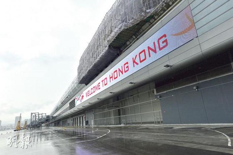 郵輪碼頭受早前在黑色暴雨下水浸，部分地磚水漬一直未乾，政府曾指有需要會更換。本報記者昨發現，碼頭大樓內部分地磚不全，但未知該處會否開放予旅客。（明報記者攝）

