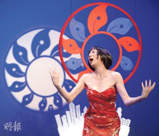 陳淑莊talk show《講女烈傳貳之出得嚟環》今日首演，佢噚日以低胸連身裙現身傳媒優先招待場。平時密密實實嘅佢，預告話喺話劇中7分鐘歌舞環節末段，將會比噚日著得更少布咁講。（余俊亮攝）
