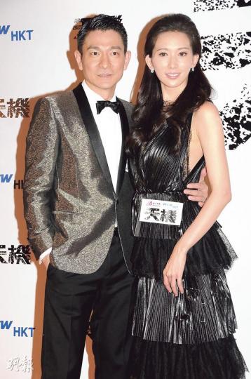 劉德華與林志玲應要求來個「愛的抱抱」，相信台下不少粉絲恨得牙癢癢。（攝影：孫華中）
