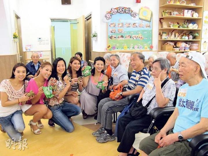 「仁美清叙」主席黎燕珊與會員黎若清、黃景珍、程瑤及張加慧一起到長者日間護理中心探訪，與一眾長者歡度佳節。（攝影/記者：魏幼芳）
