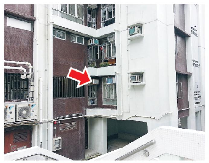 太古城鄱陽閣最低層、正對行人樓梯的兩房戶(紅箭嘴示),雖然質素較差,但獲買家以500萬元承接,實用、建築呎價分別僅10373及8897元,不論做價和呎價均創太古城今年迄今最低紀錄。(林可為攝) 太古城鄱陽閣最低層、正對行人樓梯的兩房戶(紅箭嘴示),雖然質素較差,但獲買家以500萬元承接,實用、建築呎價分別僅10373及8897元,不論做價和呎價均創太古城今年迄今最低紀錄。(林可為攝)