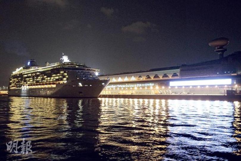 載着逾3000名旅客的「海洋水手號」昨晚8時許到達啓德郵輪碼頭,雖接駁交通有點混亂、部分旅客兌換不及港元到市區購物,但68名接受本報問卷調查的旅客仍給予新碼頭8.95分(滿分10),認為小問題無減他們興致。(郭慶輝攝)旅發局安排舞獅和舞龍活動,迎接首批使用啟德郵輪碼頭的遊客。(盧翊銘攝)全長1020呎、相等於約三分之二國金中心高度的「海洋水手號」,在晚霞映照下從東面進入維港,並與在鯉魚門的釣友「邂逅」。(鄧宗弘攝) 載着逾3000名旅客的「海洋水手號」昨晚8時許到達啓德郵輪碼頭,雖接駁交通有點混亂、部分旅客兌換不及港元到市區購物,但68名接受本報問卷調查的旅客仍給予新碼頭8.95分(滿分10),認為小問題無減他們興致。(郭慶輝攝)旅發局安排舞獅和舞龍活動,迎接首批使用啟德郵輪碼頭的遊客。(盧翊銘攝)全長1020呎、相等於約三分之二國金中心高度的「海洋水手號」,在晚霞映照下從東面進入維港,並與在鯉魚門的釣友「邂逅」。(鄧宗弘攝)