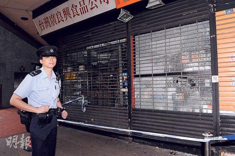 手機店疑被賊擊穿櫥窗玻璃偷走一部手機,警方事後封鎖現場調查及蒐證。(蔡方山攝) 手機店疑被賊擊穿櫥窗玻璃偷走一部手機,警方事後封鎖現場調查及蒐證。(蔡方山攝)