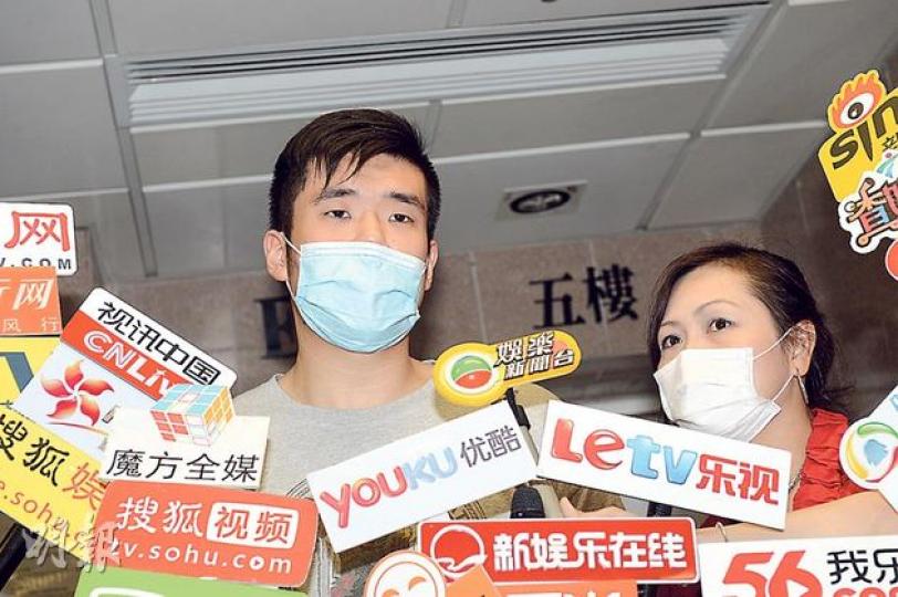 蘇杏璇長子許豐麟(左)昨晚在病房外公布母親死訊。他說母親安詳離世,一生已沒遺憾。(劉永銳攝) 蘇杏璇長子許豐麟(左)昨晚在病房外公布母親死訊。他說母親安詳離世,一生已沒遺憾。(劉永銳攝)