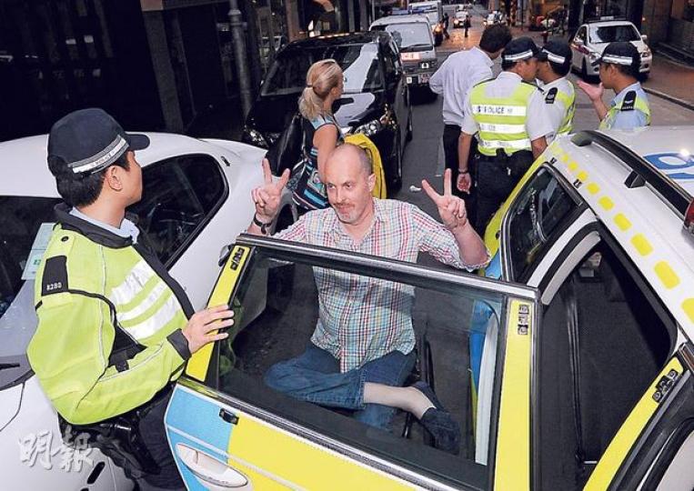 外籍漢Henrik在警員調查期間似醉意未消,蹺腳坐在輪椅上,並舉起V字手勢。(蔡方山攝)事發後外籍醉漢Henrik離開其白色瑪莎拉蒂,行動不便的他坐在街上接受警員調查,他的妻子(左一)趕到現場了解,並替丈夫買來最少4支水,他全部喝下。(蔡方山攝)輪椅漢駕駛的瑪莎拉蒂跑車經改裝,軚盤下有控制棒(箭嘴示),可供司機手控車速和煞車。(蔡方山攝) 外籍漢Henrik在警員調查期間似醉意未消,蹺腳坐在輪椅上,並舉起V字手勢。(蔡方山攝)事發後外籍醉漢Henrik離開其白色瑪莎拉蒂,行動不便的他坐在街上接受警員調查,他的妻子(左一)趕到現場了解,並替丈夫買來最少4支水,他全部喝下。(蔡方山攝)輪椅漢駕駛的瑪莎拉蒂跑車經改裝,軚盤下有控制棒(箭嘴示),可供司機手控車速和煞車。(蔡方山攝)