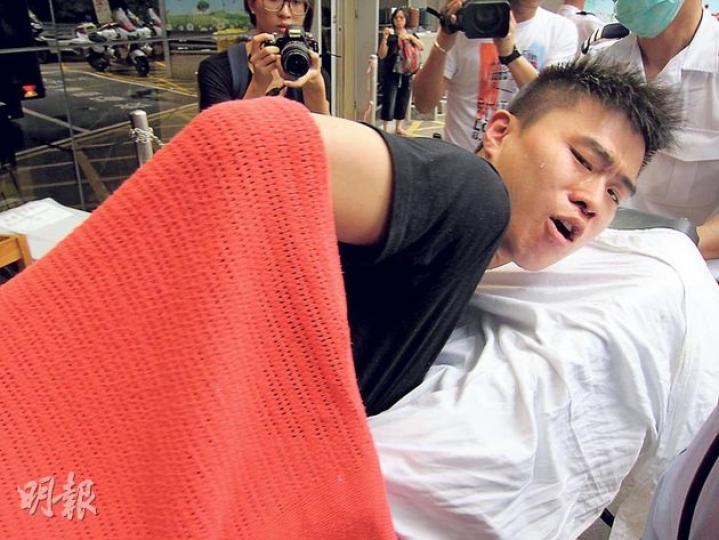 懷疑在尖沙嘴藥駕被捕男子(圖),送院時情緒激動不斷掙扎,須由警員及醫護人員紮起其手腳送院。(陳穎欣攝) 懷疑在尖沙嘴藥駕被捕男子(圖),送院時情緒激動不斷掙扎,須由警員及醫護人員紮起其手腳送院。(陳穎欣攝)