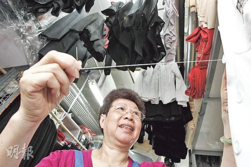 擔任酒樓布草房管工的陳潤英,在酒樓內擁有一個「私人工作間」,掛滿員工制服,堆滿枱布與席布,由英姐負責摺疊、分發及縫補,令眾員工不會在食客面前有任何「甩漏」。(李紹昌攝) 擔任酒樓布草房管工的陳潤英,在酒樓內擁有一個「私人工作間」,掛滿員工制服,堆滿枱布與席布,由英姐負責摺疊、分發及縫補,令眾員工不會在食客面前有任何「甩漏」。(李紹昌攝)