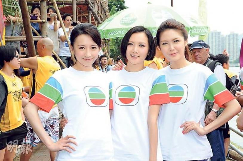 左起﹕龔嘉欣、李綺雯及陳庭欣齊聲恭祝陳豪、陳茵媺白頭到老。(攝影﹕鍾偉茵) 左起﹕龔嘉欣、李綺雯及陳庭欣齊聲恭祝陳豪、陳茵媺白頭到老。(攝影﹕鍾偉茵)