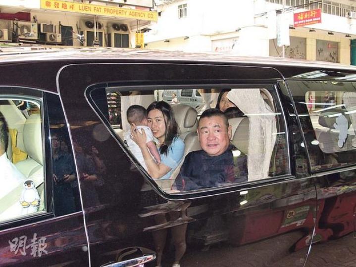 大劉與甘比在車上對着鏡頭笑容一致。(攝影/記者﹕李潔盈)甘比媽媽拖實的小秀樺、甘比負責抱B仔,與心情甚佳的大劉一起上7人車。(攝影/記者﹕李潔盈) 大劉與甘比在車上對着鏡頭笑容一致。(攝影/記者﹕李潔盈)甘比媽媽拖實的小秀樺、甘比負責抱B仔,與心情甚佳的大劉一起上7人車。(攝影/記者﹕李潔盈)
