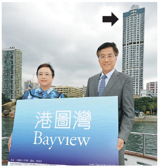 一手新例下,發展商擔心宣傳會被指涉誤導。在港圖灣宣傳活動中,嘉里發展執行董事朱葉培(右)及市務總經理吳美珊手持的宣傳牌,僅列出樓盤名稱和所處地點(馬頭角),再無其他宣傳語句,極為平實;箭嘴所指為港圖灣。(盧翊銘攝) 一手新例下,發展商擔心宣傳會被指涉誤導。在港圖灣宣傳活動中,嘉里發展執行董事朱葉培(右)及市務總經理吳美珊手持的宣傳牌,僅列出樓盤名稱和所處地點(馬頭角),再無其他宣傳語句,極為平實;箭嘴所指為港圖灣。(盧翊銘攝)