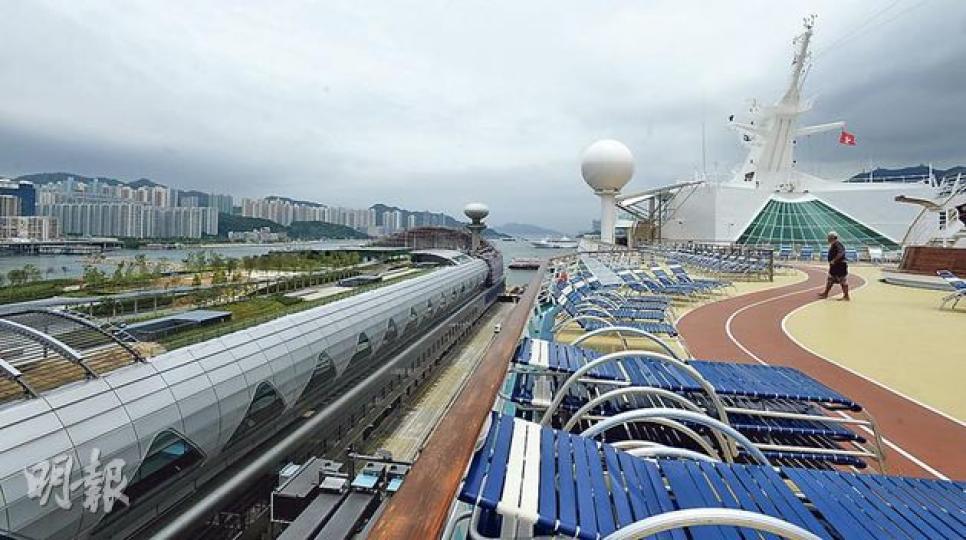 「海洋水手號」停泊在啟德郵輪碼頭後,郵輪頂層可近距離觀賞尚未開放的碼頭天台花園。(余俊亮攝)首泊於啟德郵輪碼頭的「海洋水手號」,帶來的3000名旅客在20小時內「快閃」遊香港。這艘郵輪至昨午約4時駛離,之後碼頭要靜待4個月,才再會有郵輪泊岸。(盧翊銘攝)排水量達138,279噸的「海洋水手號」設有3個可免費為郵輪旅客提供膳食的餐廳,其中主餐廳(圖)裝修華麗。(余俊亮攝)從事礦業的美國華僑朱先生與家人一行5人,本預計在港花費約3000元至6000元買相機,因時間太趕而放棄,最後全家共消費約2000 「海洋水手號」停泊在啟德郵輪碼頭後,郵輪頂層可近距離觀賞尚未開放的碼頭天台花園。(余俊亮攝)首泊於啟德郵輪碼頭的「海洋水手號」,帶來的3000名旅客在20小時內「快閃」遊香港。這艘郵輪至昨午約4時駛離,之後碼頭要靜待4個月,才再會有郵輪泊岸。(盧翊銘攝)排水量達138,279噸的「海洋水手號」設有3個可免費為郵輪旅客提供膳食的餐廳,其中主餐廳(圖)裝修華麗。(余俊亮攝)從事礦業的美國華僑朱先生與家人一行5人,本預計在港花費約3000元至6000元買相機,因時間太趕而放棄,最後全家共消費約2000