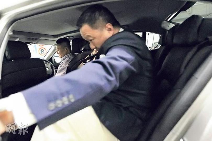 從商交所辦公室離開的張震遠被記者發現後,不發一言便急步登上座駕,車門關上時更撞到記者相機。(李澤彤攝)商交所位於數碼港3期6樓的總部辦公室(圖),透過其玻璃門本可一窺辦公室內裏運作,但最近已被人貼上磨沙膠紙,外人無法得知內裏乾坤。(李澤彤攝) 從商交所辦公室離開的張震遠被記者發現後,不發一言便急步登上座駕,車門關上時更撞到記者相機。(李澤彤攝)商交所位於數碼港3期6樓的總部辦公室(圖),透過其玻璃門本可一窺辦公室內裏運作,但最近已被人貼上磨沙膠紙,外人無法得知內裏乾坤。(李澤彤攝)