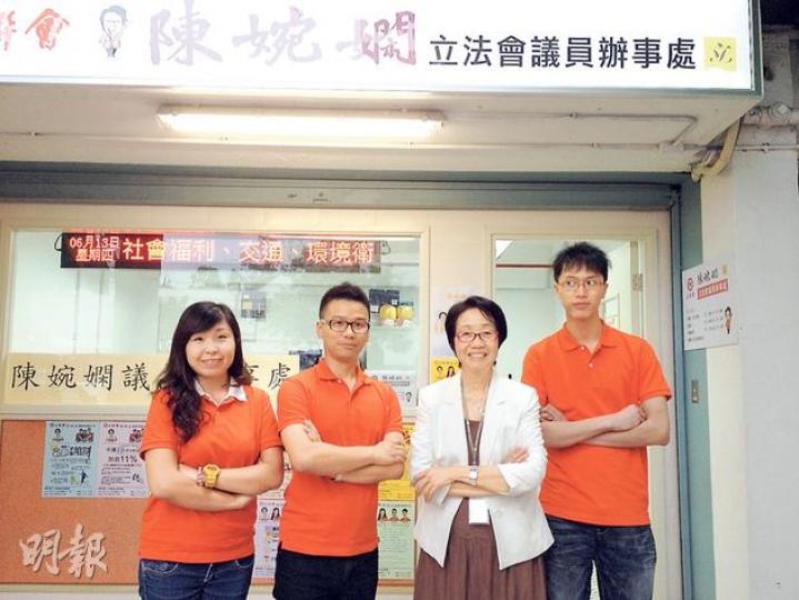 陳婉嫻(右二)做咗立法會超級區議員,辦事處都要衝出黃大仙,喺沙田乙明邨嘅辦事處即將開幕,3名社區幹事會同佢處理個案,但嫻姐話太忙,未必可以每個星期都坐鎮辦事處。(何曉勤攝) 陳婉嫻(右二)做咗立法會超級區議員,辦事處都要衝出黃大仙,喺沙田乙明邨嘅辦事處即將開幕,3名社區幹事會同佢處理個案,但嫻姐話太忙,未必可以每個星期都坐鎮辦事處。(何曉勤攝)