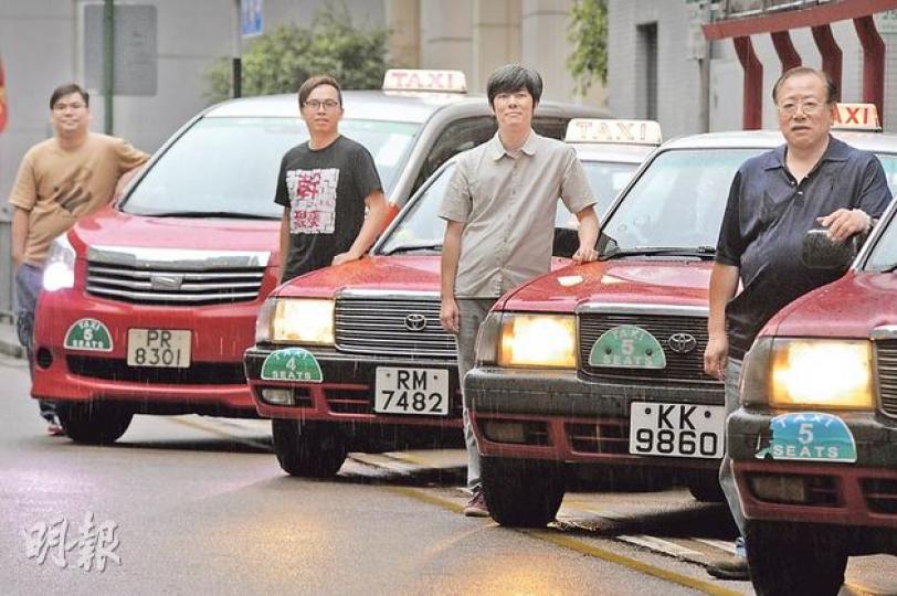 杜偉東(左起)、周雅俊、陳偉業及馮文標4名的士司機,因着同一期盼組成「正能量車隊」,在車上放置留言冊,讓乘客抒發感想,拉近司機與乘客關係。(葉家豪攝)60歲的馮文標與另外3名司機參加計劃,其司機位後放了一本留言冊,他會不時翻看乘客的留言。(葉家豪攝) 杜偉東(左起)、周雅俊、陳偉業及馮文標4名的士司機,因着同一期盼組成「正能量車隊」,在車上放置留言冊,讓乘客抒發感想,拉近司機與乘客關係。(葉家豪攝)60歲的馮文標與另外3名司機參加計劃,其司機位後放了一本留言冊,他會不時翻看乘客的留言。(葉家豪攝)