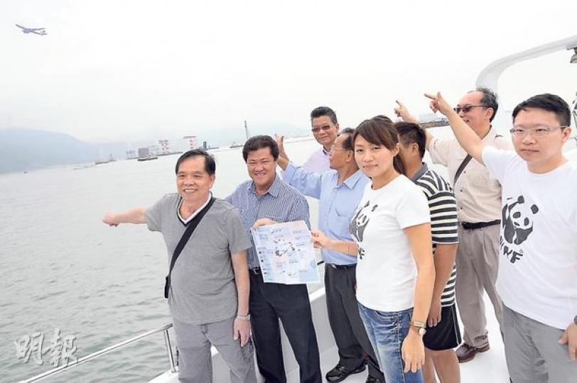 一眾漁民指港珠澳大橋工程令西部水域生態受嚴重影響,附近魚獲亦大減,炮轟政府只顧發展,忽視漁民生計。(葉家豪攝)(明報製圖) 一眾漁民指港珠澳大橋工程令西部水域生態受嚴重影響,附近魚獲亦大減,炮轟政府只顧發展,忽視漁民生計。(葉家豪攝)(明報製圖)