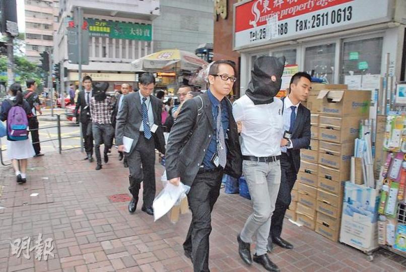 警方昨搜查灣仔一間「空殼」公司及全港多個目標單位,8人涉嫌以倫敦金買賣向最少5名受害人訛稱投資失利騙財被捕,涉及金額逾600萬元。(雲錦鋒攝) 警方昨搜查灣仔一間「空殼」公司及全港多個目標單位,8人涉嫌以倫敦金買賣向最少5名受害人訛稱投資失利騙財被捕,涉及金額逾600萬元。(雲錦鋒攝)