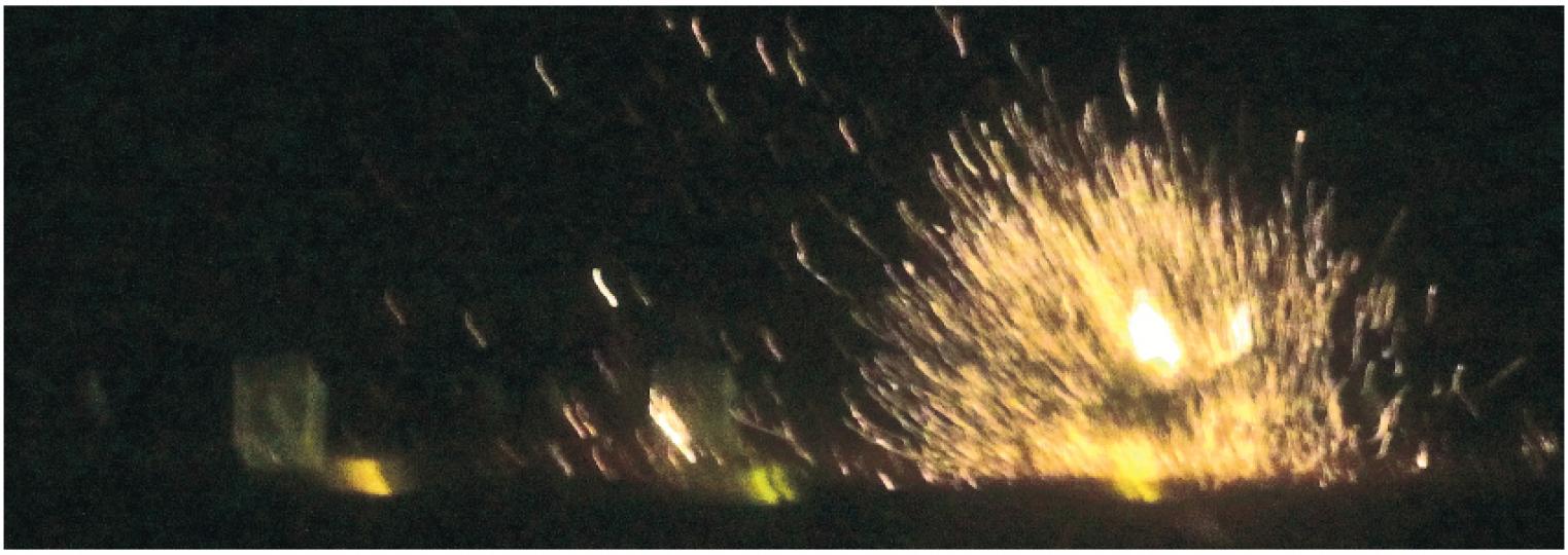 6月13日晚上9時，「嘭」的一聲響，粉嶺新圍孆j嶺練靶場爆出火光，身在相距1公里外的綠悠軒也感震耳欲聾。（明報記者攝）粉嶺新圍孆j嶺靶場近月數次在夜間練靶，除了炮擊，亦有進行射擊訓練。（明報記者攝）駐港解放軍於6月13日晚在粉嶺的練靶場練習施放照明彈，其間發出密集的槍聲。（明報記者攝）周四晚上9時開始，炮擊斷斷續續50分鐘，記者於綠悠軒天台測得最高音量達79.5分貝，超過環保署可接受噪音70分貝的標準。（明報記者攝）小坑新村位處新圍/大嶺練靶場旁，近日解放軍頻密操炮，居民大受影響。（明報記者攝）