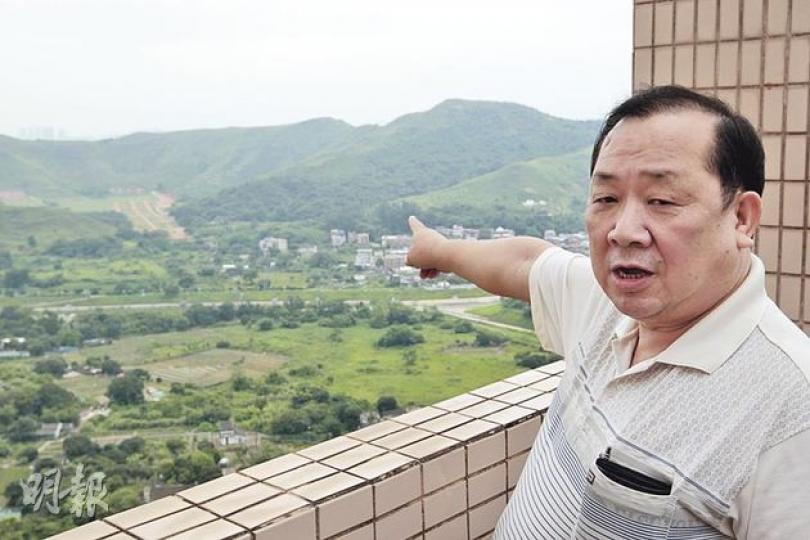 綠悠軒業主立案法團主席李炳耀遙指解放軍靶場，表示希望解放軍體諒居民，不要在晚上操炮。（明報記者攝）20多年來一直住在小坑新村的鄭小姐表示，過去解放軍甚少在晚上操炮，但近月卻接連數次，感覺如「行雷」，甚為擾民。（明報記者攝）