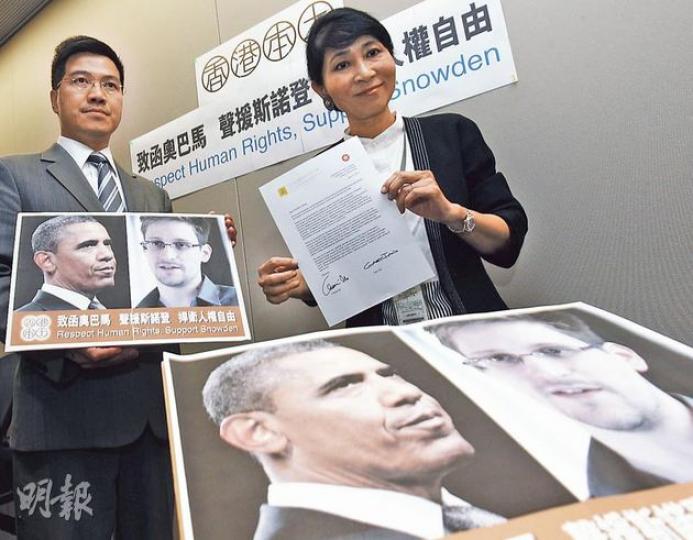 「香港本土」立法會議員毛孟靜（右）及范國威（左）去信美國總統奧巴馬，要求善待斯諾登，不追究其泄密的法律責任。（李紹昌攝）